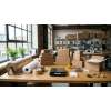 Packstation mit Polstermaterialien und Kartonagen